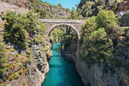 Foto de Puente antiguo de Koprulu en el cañón de Tazi en la región de Antalya - Imagen libre de derechos