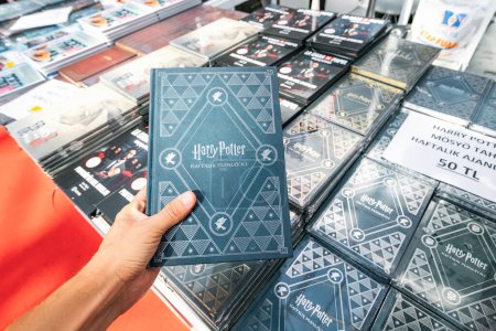 Foto de 28 de octubre de 2022: Antalya, Turquía: libro de Harry Potter en la feria de libros turcos - Imagen libre de derechos