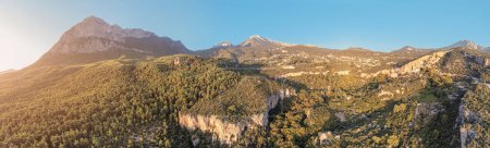 Foto de Vista aérea de rocas y acantilados escénicos en Geyikbayiri, Turquía - famoso lugar de escalada. Actividad al aire libre y lugar de recreación - Imagen libre de derechos
