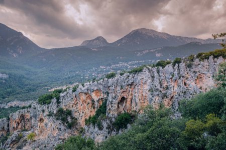 Foto de Rocas escénicas y acantilados en Geyikbayiri, Turquía - famoso lugar de escalada. Actividad al aire libre y recreación - Imagen libre de derechos