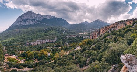 Foto de Rocas escénicas y acantilados en Geyikbayiri, Turquía - famoso lugar de escalada. Actividad al aire libre y recreación - Imagen libre de derechos