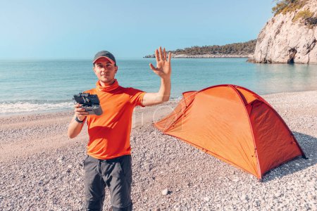 Téléchargez les photos : Aerial view drone photo showcases a beach camping scene where a hikers tent, overlooking the mesmerizing sea. - en image libre de droit