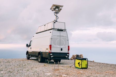 Téléchargez les photos : A truck equipped with scientific equipment, including an antenna and generator. - en image libre de droit