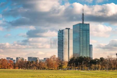 Foto de 29 noviembre 2023, Belgrado, Serbia: El horizonte de Belgrado con el cartel de Microsoft en la torre de oficinas, símbolo de innovación y progreso en el paisaje urbano de la ciudad. - Imagen libre de derechos