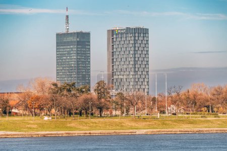 Foto de 29 noviembre 2023, Belgrado, Serbia: El horizonte de Belgrado con el cartel de Microsoft en la torre de oficinas, símbolo de innovación y progreso en el paisaje urbano de la ciudad. - Imagen libre de derechos