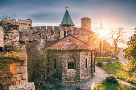 anciennes tours et croix de pierre de la forteresse Kalemegdan de Belgrade, un site très apprécié du christianisme orthodoxe et une destination incontournable en Serbie.