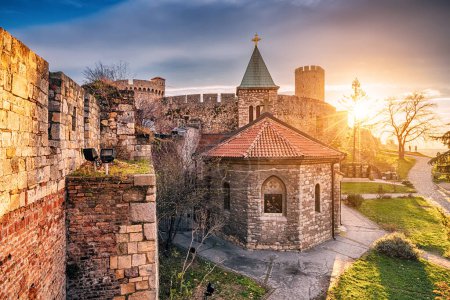 anciennes tours et croix de pierre de la forteresse Kalemegdan de Belgrade, un site très apprécié du christianisme orthodoxe et une destination incontournable en Serbie.