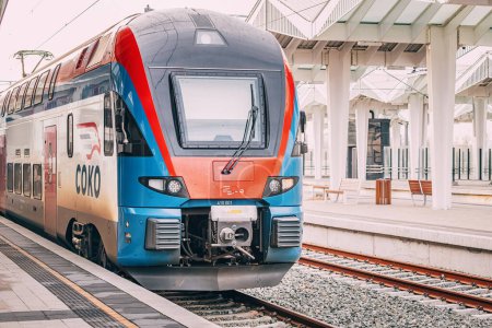 Foto de 05 Enero 2024, Novi Sad, Serbia: El tren de Soko en la estación, sirve como un eje central para el transporte ferroviario de alta velocidad que conecta a los pasajeros de manera rápida y eficiente entre las principales ciudades como Belgrado - Imagen libre de derechos