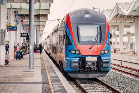Foto de 05 Enero 2024, Novi Sad, Serbia: El tren de Soko en la estación, sirve como un eje central para el transporte ferroviario de alta velocidad que conecta a los pasajeros de manera rápida y eficiente entre las principales ciudades como Belgrado - Imagen libre de derechos