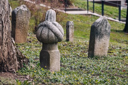 Gräber aus osmanischer Zeit auf dem alten Friedhof von Sarajevo, die das reiche religiöse und kulturelle Erbe der Stadt widerspiegeln.