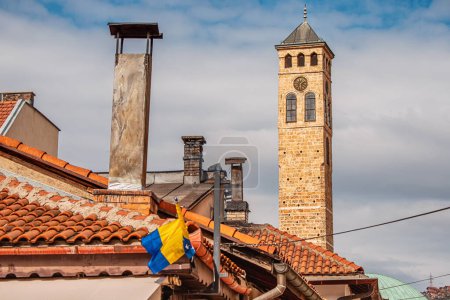Sarajevos bezaubernde Altstadt mit dem ikonischen Uhrturm, Symbol des reichen kulturellen Erbes der Stadt und des osmanischen Einflusses.