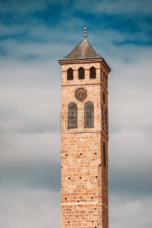 Sarajevos bezaubernde Altstadt mit dem ikonischen Uhrturm, Symbol des reichen kulturellen Erbes der Stadt und des osmanischen Einflusses.