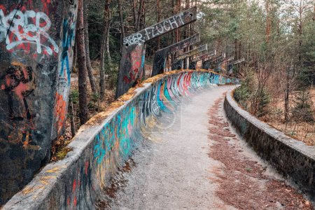 Foto de 15 Marzo 2024, Sarajevo, Bosnia y Herzegovina: Graffiti adorna las ruinas de los Juegos Olímpicos de Invierno 1984 pista de bobsled, añadiendo un toque artístico a su estado abandonado. - Imagen libre de derechos