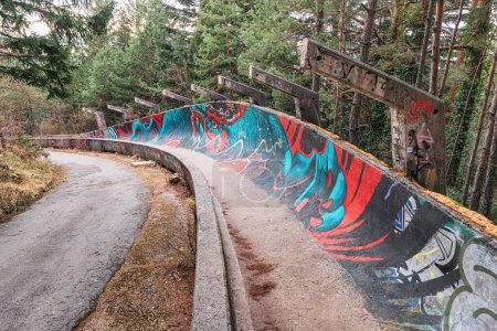 Téléchargez les photos : 15 mars 2024, Sarajevo, Bosnie-Herzégovine : Graffiti orne les ruines de la piste de bobsleigh des Jeux olympiques d'hiver de 1984, ajoutant une touche artistique à son état abandonné. - en image libre de droit