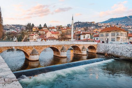 Téléchargez les photos : Une scène pittoresque du pont Sehercehaja qui enjambe la rivière à Sarajevo, en Bosnie - en image libre de droit