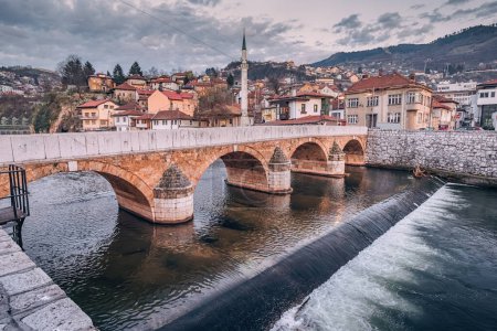 Téléchargez les photos : Une scène pittoresque du pont Sehercehaja qui enjambe la rivière à Sarajevo, en Bosnie - en image libre de droit