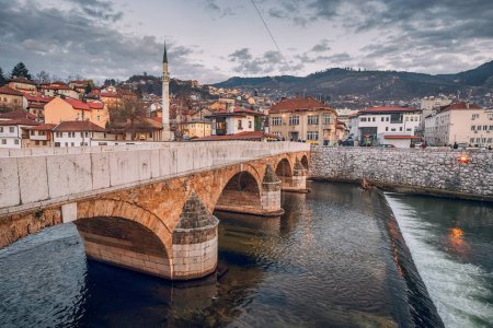 Téléchargez les photos : 15 mars 2024, Sarajevo, Bosnie-Herzégovine : le pont historique Sehercehaja reflète le riche patrimoine de Sarajevo - en image libre de droit