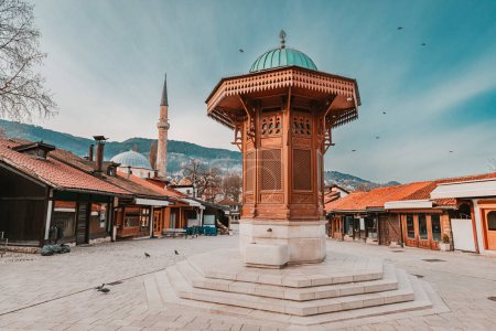 Sobre el telón de fondo de la arquitectura antigua, la fuente de Sebilj encarna la esencia del arte y la tradición islámica en la capital de Bosnia - Sarajevo