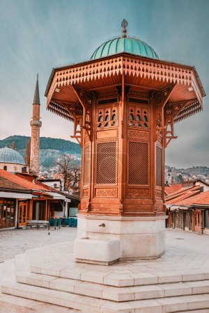 Der symbolträchtige Sebilj-Brunnen steht stolz im Herzen des historischen Bascarsija-Viertels von Sarajevo, Symbol des reichen Erbes der Stadt.