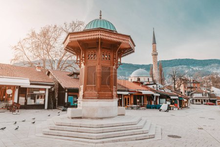Der symbolträchtige Sebilj-Brunnen steht stolz im Herzen des historischen Bascarsija-Viertels von Sarajevo, Symbol des reichen Erbes der Stadt.