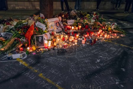 Téléchargez les photos : 19 février 2024, Belgrade, Serbie : Mémorial Alexeï Navalny avec photos, bougies et fleurs dans une rue près de l'ambassade de Russie - en image libre de droit
