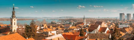 ein malerisches Panorama des Belgrader Stadtbildes mit seinen malerischen Häusern und historischen Kirchen, die das Ufer der Donau säumen.