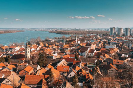 Entdecken Sie die Skyline von Belgrad: Ein Panoramablick auf das Stadtbild entlang der Donau, aus der Sicht des Wahrzeichens - des Gardos-Turms