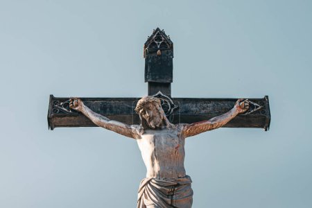 Téléchargez les photos : Avec le symbole de la crucifixion, les chrétiens trouvent réconfort et espérance dans la promesse de rédemption et de résurrection - en image libre de droit