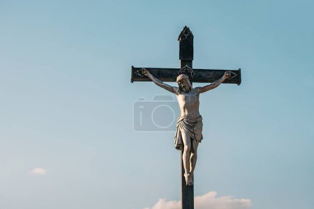 Mit dem Symbol der Kreuzigung finden Christen Trost und Hoffnung in der Verheißung von Erlösung und Auferstehung