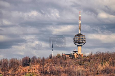 montañas de Bosnia y Herzegovina, y la icónica torre de televisión que se eleva en Sarajevo