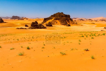 Foto de Big sand dunes and amazing rock towers of Tin Merzouga.   Tadrart mountains, Tassili n'Ajjer National Park, Algeria, Illizi,  Sahara, Afrika - Imagen libre de derechos