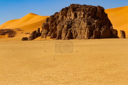 Téléchargez les photos : Big sand dunes and amazing rock towers of Tin Merzouga.   Tadrart mountains, Tassili n'Ajjer National Park, Algeria, Illizi,  Sahara, Afrika - en image libre de droit