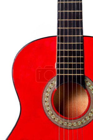 Téléchargez les photos : Gros plan. Une partie d'une guitare acoustique rouge Une partie d'une guitare acoustique rouge sur fond blanc - en image libre de droit