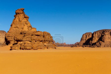 Téléchargez les photos : Incroyable formation rocheuse rouge. Formations rocheuses de grès. Tamezguida ou "Cathédrale" (La Cathédrale). Parc national du Tassili N'Ajjer, Sahara, Algérie, Afrique - en image libre de droit
