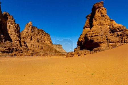 Foto de Increíble formación de rocas rojas. Formaciones de roca arenisca. Tamezguida o "La Catedral" (La Cathedrale). Parque Nacional Tassili N 'Ajjer, Sahara, Argelia, África - Imagen libre de derechos
