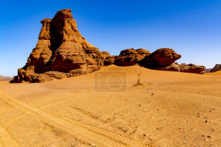 Foto de Increíble formación de rocas rojas. Formaciones de roca arenisca. Tamezguida o "La Catedral" (La Cathedrale). Parque Nacional Tassili N 'Ajjer, Sahara, Argelia, África - Imagen libre de derechos