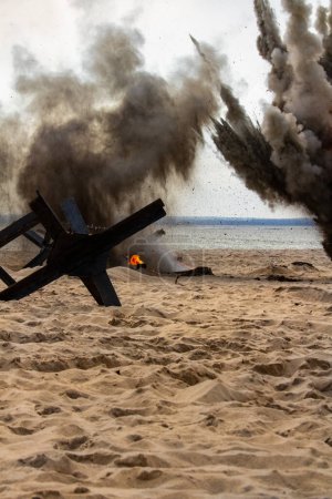 Foto de Antecedentes Bombas explotando en la playa. Reconstrucción de la batalla de la Segunda Guerra Mundial. - Imagen libre de derechos