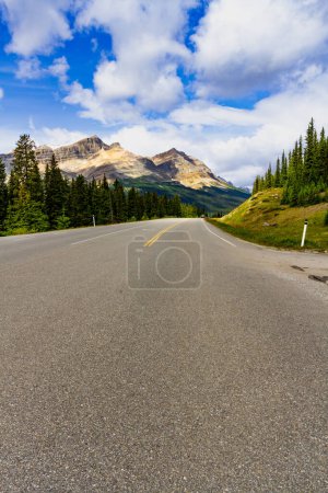 Foto de Icefields Parkway (carretera 93) espléndida carretera en Banff y Jasper National Parks en Canadian Rocky Mountain. Alberta, Canadá - Imagen libre de derechos