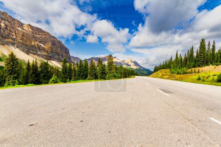 Téléchargez les photos : Promenade des Glaciers (route 93) splendide route dans les parcs nationaux Banff et Jasper dans les Rocheuses canadiennes. Alberta, Canada - en image libre de droit