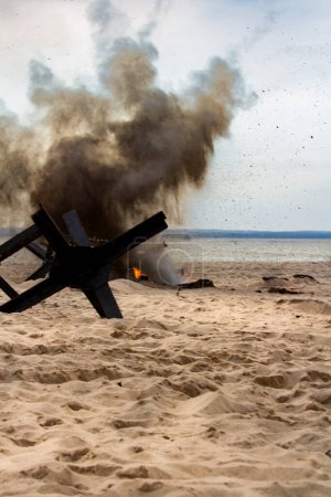 Foto de Antecedentes Bombas explotando en la playa. Reconstrucción de la batalla de la Segunda Guerra Mundial. - Imagen libre de derechos