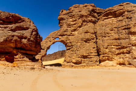 Téléchargez les photos : Arc de Tikoubaouine - étonnante formation rocheuse à Tikoubaouine. Parc national de Tassili n'Ajjer, Algérie - en image libre de droit