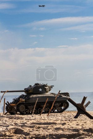 Foto de Un tanque Sherman de la Segunda Guerra Mundial en la playa. Tanque en el campo de batalla. - Imagen libre de derechos