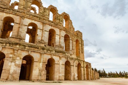 Ruinen des größten Kolosseums Nordafrikas. Abgerissene alte Mauern Römisches Amphitheater in El Djem, Tunesien, Nordafrika