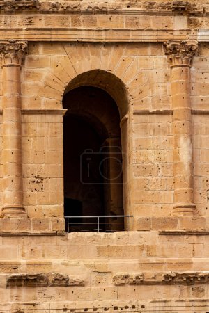 Téléchargez les photos : Gros plan. Ruines de l'amphithéâtre romain de Thysdrus, détail architectural. El Djem, Mahdia, Tunisie, Afrique - en image libre de droit