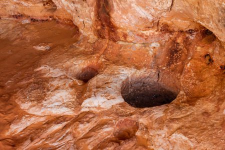 Téléchargez les photos : Trous circulaires préhistoriques creusés dans la roche pour recueillir l'eau. Tadrart Rouge. Parc national du Tassili N'Ajjer. Algérie, Afrique - en image libre de droit