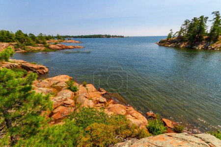 Foto de A orillas del lago Hurón. Granito Rocas rojas en la boca del arroyo Chikanishing. Bahía Georgiana. Parque Provincial Killarney, Ontario, Canadá - Imagen libre de derechos