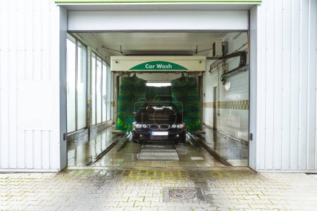 Foto de Un lavado automático de coches con un coche de pasajeros en el proceso de lavado. - Imagen libre de derechos