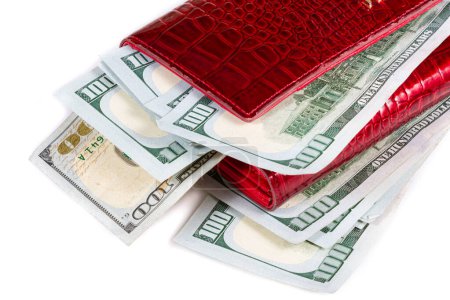 Téléchargez les photos : Argent américain - dollars dans un portefeuille rouge sur fond blanc. - en image libre de droit