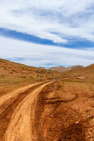 Foto de Un camino vacío, fangoso y sucio en las montañas. Montañas del Atlas, Marruecos, África - Imagen libre de derechos
