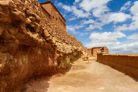 Téléchargez les photos : Attraction touristique. Intérieur de l'ancienne forteresse de Kasbah d'Ait Ben Haddou (Aide Ben Haddou). Maroc, Afrique - en image libre de droit